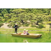 同學可在栗林公園乘坐和船，欣賞湖光山色。
