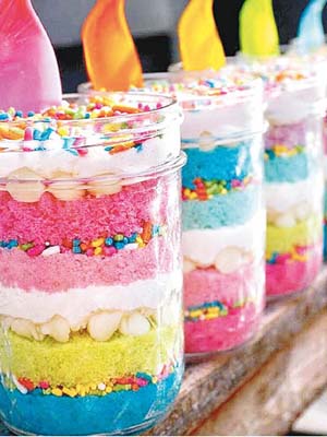 最受小朋友及女生歡迎一定是這個彩虹系列，將彩虹蛋糕放入玻璃樽內，中間夾雜着七彩碎糖與棉花糖，呃Like一流。