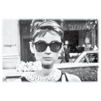 Audrey Hepburn在電影《Breakfast at Tiffany》中的經典一幕，以Wayfarer黑超示人。