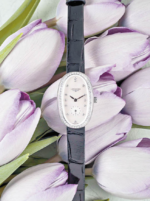 鬱金香的花語是「美麗與高貴的愛」， Symphonette圓舞曲腕錶，橢圓形的精鋼錶殼配襯珍珠貝母錶面及鑽石，最適合優雅型女士。$34,700