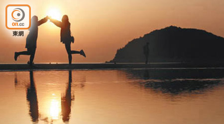 香川縣三豐市的沙灘父母濱，在特定條件配合下可拍出烏尤尼鹽湖般的天空之鏡美景。