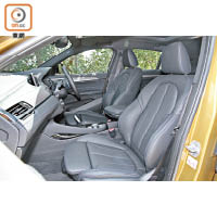 車廂的跑車座椅採用Sensatec皮革物料，並配上鋁質六角形格紋內飾板。