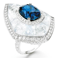 Boucheron Kokochnik白金戒指，鑲嵌1顆橢圓形緬甸藍寶石（11.02卡）、鑽石及水晶石。 $897萬（B）