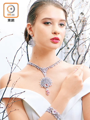 Les Mondes de Chaumet-Promenades Impériales 18K白金鑽石耳環 $289.4萬；18K白金及玫瑰金可變換式鑽石頸鏈，鑲嵌橙粉紅色帕帕拉恰藍寶石 $2,464.6萬；18K白金及玫瑰金鑽石手鏈，鑲嵌橙粉紅色帕帕拉恰藍寶石 $632.3萬 All from（A）