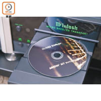 碟盤由鋁材壓鑄，防震能力一流，兼播SACD、CD，以及CD-R/RW光碟。