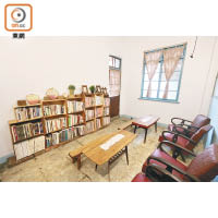 屋內分享空間有手作書籍可借閱，亦有縫紉機等工具可用，也有咖啡及茶水供應。
