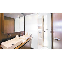 套房提供高級衞浴設施，設計猶如五星級酒店。