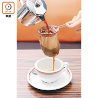3.在杯內放1粒方糖和1安士淡奶，然後將壺內熱茶經茶袋撞入杯內即成。