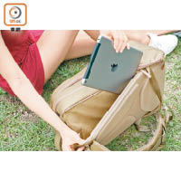 袋身特設可擺放15吋Laptop或平板的間隔。