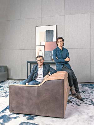 Kelvin（右）與Michele Mantovani（左）在設計方面有着多樣共通點，促使兩者合作設計出全新梳化系列。