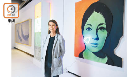 尼斯現代當代藝術博物館總監Hélène Guenin，其右邊為馬歇爾‧雷斯的作品《美麗的尼斯》。