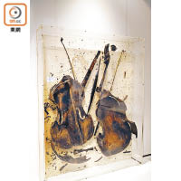 阿爾曼的裝置作品《無題》，以被焚毀的大提琴展現廢墟美學。