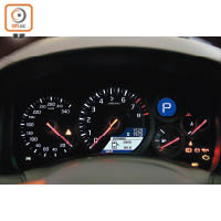 儀錶板採用兩大兩細四圈布局，行車資訊更清晰顯示。