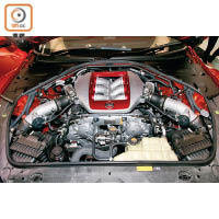 每具GT-R引擎均由一位匠人組裝，因此引擎上特別鑲有刻上匠人簽名的銘牌。