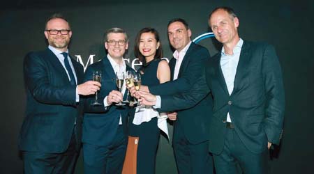 Mercedes Me Store在中環重新開幕，開幕儀式由新任President & CEO of Mercedes-Benz Hong Kong Ltd的Mr. Frederik Gollob主持（左二）。