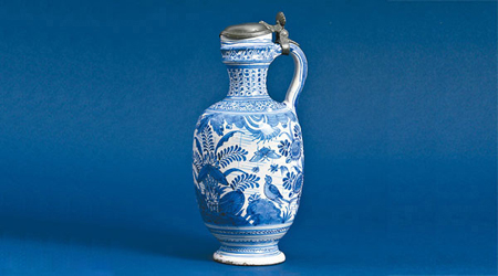 這款水注由代爾夫特著名的藍瓷廠De Porceleyne Schotel所設計，靈感來自17世紀荷蘭靜物畫（Still Life Paintings），質量有保證。 出產年份：1640年 估價：22,500 歐元/個（約21萬港元）