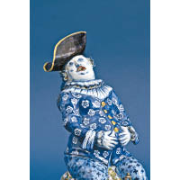 在18至19世紀，代爾夫特的工匠不時設計出人像化的儲水瓶，而發福的中年男士在荷蘭被稱為「Bobbejak」，是當時經常被沿用的「模特兒」。 出產年份：1760年 估價：24,000 歐元/個（約22萬港元）