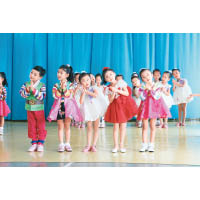 獲安排參觀的北韓學校，小朋友都化了濃妝，頗有當地特色。