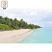 抵達Kunfunadhoo島後，可以赤腳感受沙灘等自然魅力。