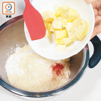 1. 將低筋麵粉、杏仁粉、帕爾馬芝士碎、紅椒粉、鹽及牛油混合，用手搓成麵糰。