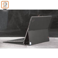 X1 Tablet的磁性鍵盤能夠吸實平板，稍稍傾斜設計有助提升打字手感。