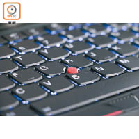 X1 Tablet背光鍵盤中間加入經典的紅點TrackPoint，以便操控鼠標。