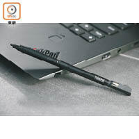 X1 Yoga附有2,048級壓感的觸控筆，藏於鍵盤左側之中。