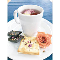 浪漫有機玫瑰饗宴選用阿里山下有機驗證的百種玫瑰製作，包括有玫瑰洛神茶、玫瑰朱古力及玫瑰爆漿牛軋餅乾，味道豐富。