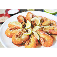 酸甜檸檬蝦採用自家養殖的無毒泰國蝦，經油炸後搭配屏東特產檸檬汁，並拌入酸甜配料。
