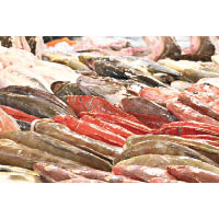 行程會到布袋觀光魚市，並可買新鮮魚獲到餐廳現烹現吃。