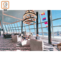 以特大玻璃設計的觀景酒廊讓你可飽覽大海及冰川景色。