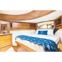 船首的主人套房，備有豪華雙人大床。
