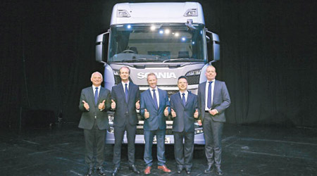 （右起）Scania集團執行副總裁——研發部主管Mr. Claes Erixon、Scania香港營業總監林國強、Stefan Lindblom（Scania's Head of Project Office, Sales and Marketing）、Scania香港董事總經理薩嘉灝（Mr. Carl-Fredrik Zachrisson）及Martin Hay（Scania's Head of Global Sales, Trucks, Sales and Marketing）一同出席Scania新世代貨車系列發布會。