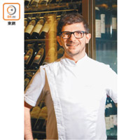 Andrea Spagoni在1996年於意大利都靈著名烹飪學校G. Colobatto畢業，曾於倫敦、意大利和紐約多間星級餐廳掌廚，更帶領意大利餐廳Pier Bussetti奪得首顆米芝蓮星，現為中環一間星級牛扒餐廳的行政總廚。