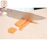 1. 三文魚柳切成約1厘米粒狀備用。