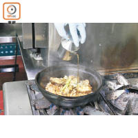 Step 3：轉中火加入雞肉、鮑魚、沙薑粒、葱段，蓋上煲蓋煮7分鐘，開蓋淋紹酒和芫荽加熱便成。