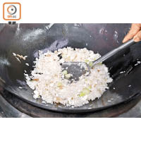 Step 1：蘆筍汆水，米飯加熟蛋白、蘆筍、瑤柱絲炒勻，加鹽、糖和雞粉調味。