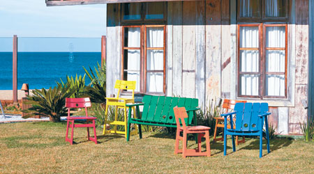 Taja<br>適合於戶外使用的木製家具，加入繽紛的顏色，令人眼前一亮。