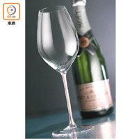 香檳酒杯<br>採用威尼斯玻璃工藝人手打造，兩層水晶彩色杯腳十分搶眼，有助發揮香氣之餘，亦能散去多餘的泡沫，以免泡沫黏着舌頭，蓋過香檳本身的味道。