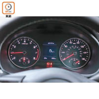雙圈式儀錶板中間設行車資訊顯示屏，方便易讀。