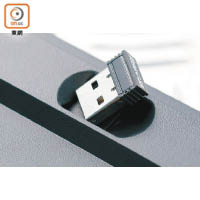 藏於鍵盤底部的USB接收器，可無線連接電腦。