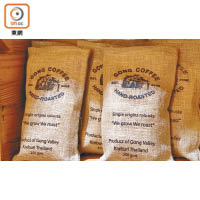 Gong Valley出產的手工咖啡分三種烘焙程度，除了在泰國當地出售，亦有出口至瑞典及杜拜等國，咖啡粉每包售THB250（約HK$61）。