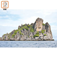 石灰岩小島因風化侵蝕而形成奇特的外貌，可看到如佛掌般的岩石。