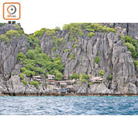Koh Ngam Yai和Koh Ngam Noi並沒有人居住，島上只有由採燕窩工人搭建的高腳屋。