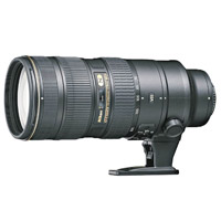 Nikon AF-S NIKKOR 70~200mm F2.8G ED VR II焦段實用，適合距離較近的賽道拍攝。售價：$18,980（b）