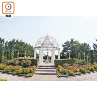 八景島繡球花園路以丘之廣場的鐘亭為中心開展。
