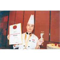於2007年HOFEX現場烘焙的比賽中獲得金獎及全場總冠軍。