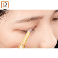 Step 3：繼續用眉粉充當眼影，為眼部輪廓打上陰影，減少浮腫感。
