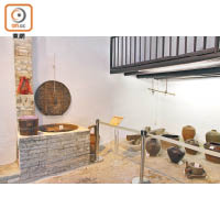重修後的村舍陳列了當年客家簡樸的家具及農具，重現上窰昔日的鄉村風貌。