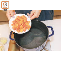 2. 木瓜起皮去籽切成粒，將4碗水注入另一個煲，放入木瓜粒。